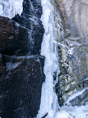 冰瀑峭壁冬日景