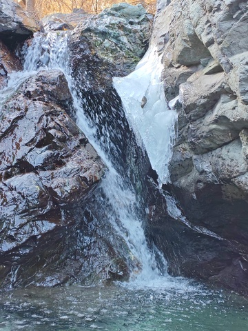 冬日山涧瀑布冰景