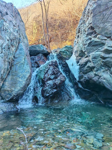 山涧小瀑清澈水