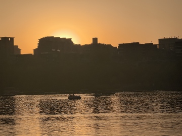 城市黄昏水景剪影
