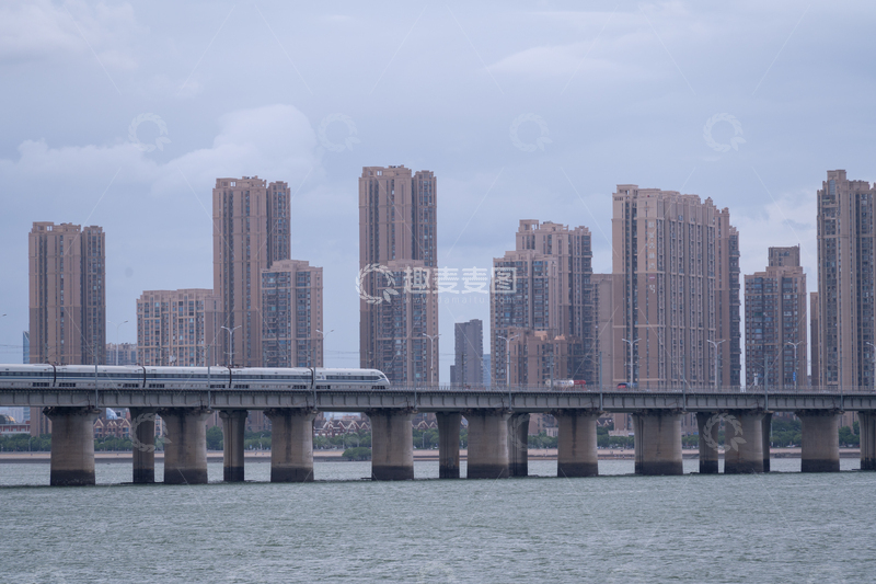 高清大图下载【趣麦麦图】厦门跨海列车