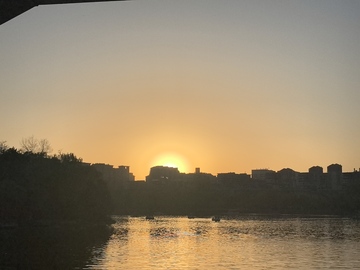 城市日落河景剪影