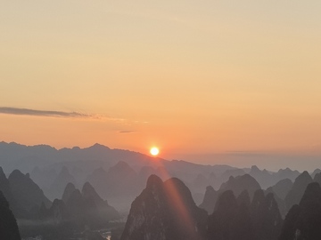 日出群山壮丽风光