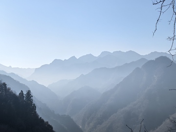 群山叠嶂晨曦景