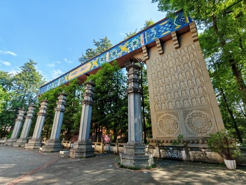 古典园林石柱拱门景观