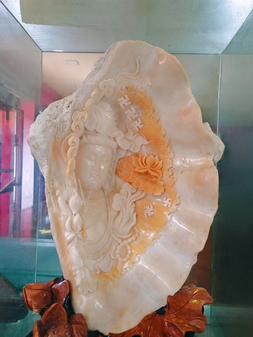 玉石雕刻佛像艺术品展示