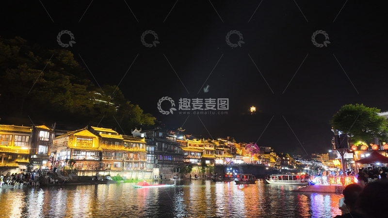 高清大图下载【趣麦麦图】河畔夜景灯火辉煌