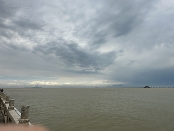 海边云层厚重景观