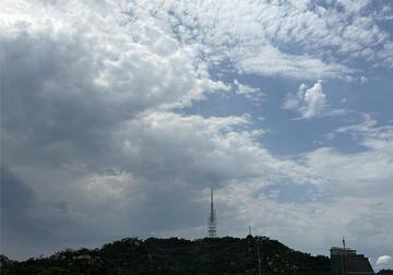 城市山丘云彩风光