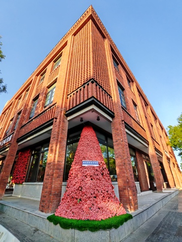 红砖建筑前花朵装饰