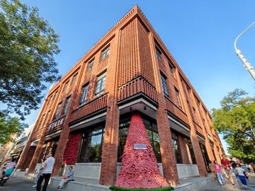 红砖建筑城市街景