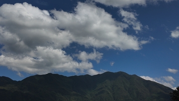 青山蓝天白云风景图