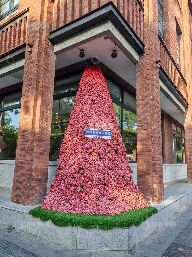 高清大图下载【趣麦麦图】-红花装饰锥形景观