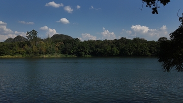 宁静湖畔山景自然风光