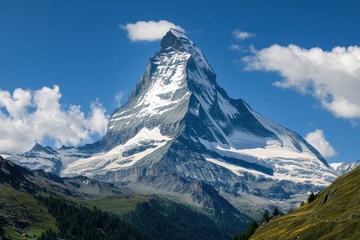 远处高耸的石头山美景