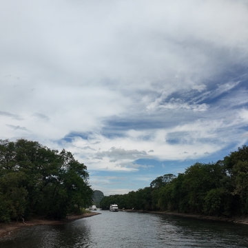 河流两岸绿树蓝天