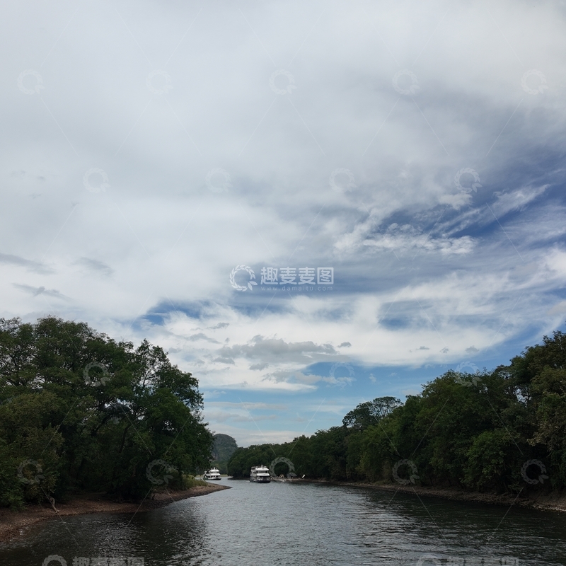 高清大图下载【趣麦麦图】河流两岸绿树蓝天