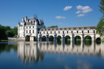 湖泊上的桥梁城堡建筑