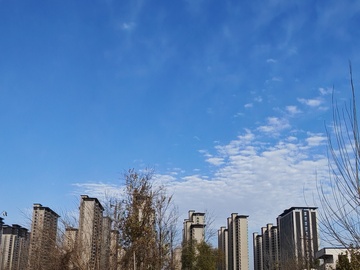 蓝天白云下的建筑