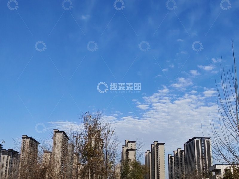 高清大图下载【趣麦麦图】-蓝天白云下的建筑