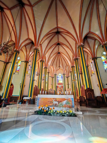 教堂内部拱顶彩绘装饰