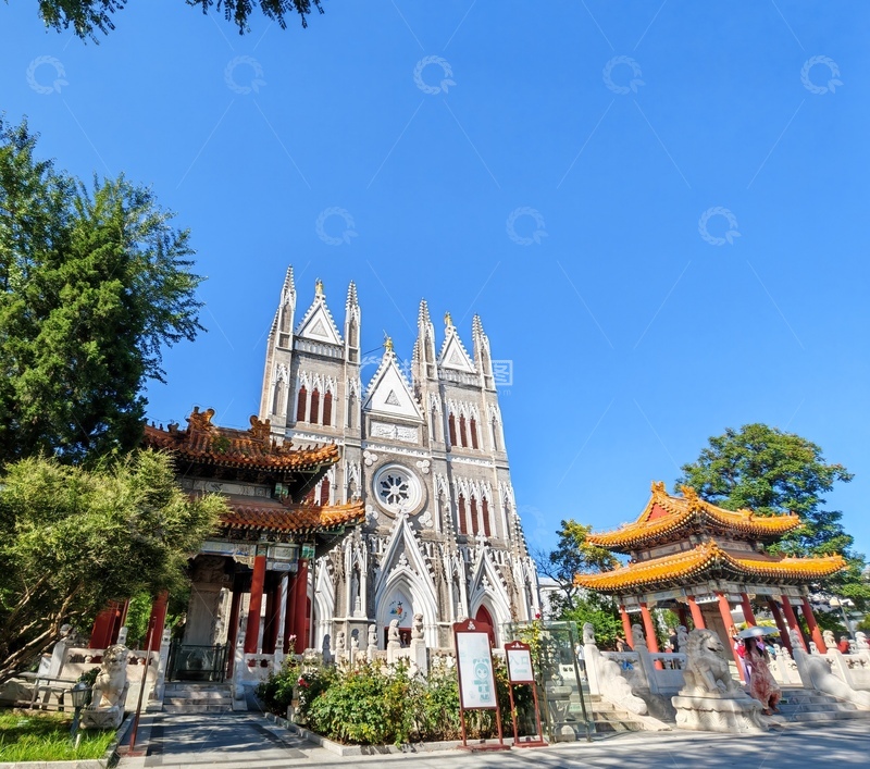 高清大图下载【趣麦麦图】-古典教堂与中式建筑融合风光