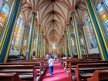 教堂内部彩柱红毯景观