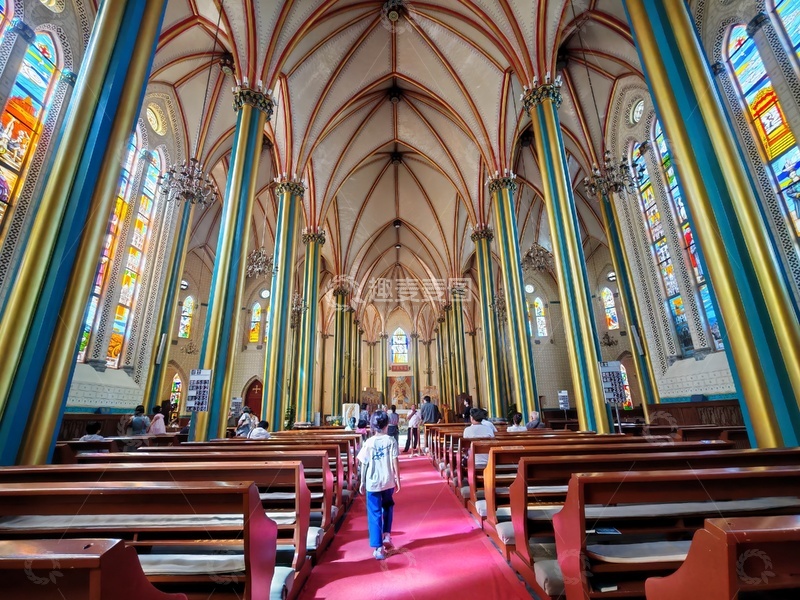 高清大图下载【趣麦麦图】教堂内部彩柱红毯景观