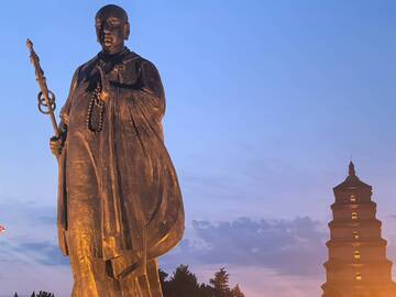 古铜色佛像与塔楼风景