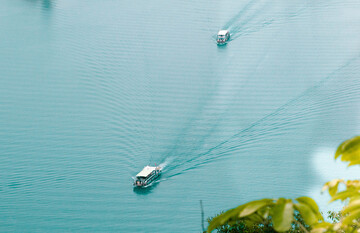 静谧湖面游船风光摄影