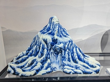 青花瓷老人雕塑艺术品