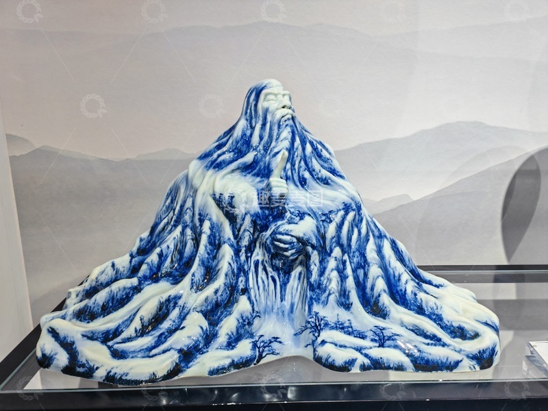 高清大图下载【趣麦麦图】青花瓷老人雕塑艺术品