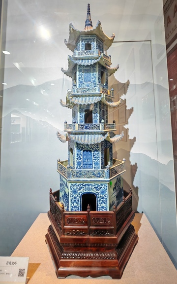 青花瓷多层塔模型展品