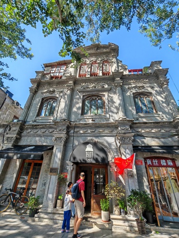 古建风情街景游客留念