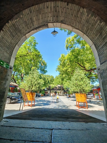 古城门街景绿树成荫