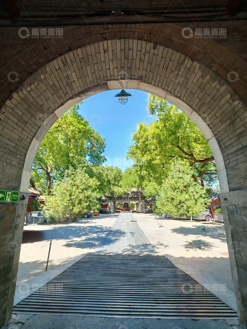 高清大图下载【趣麦麦图】古拱门绿荫街景