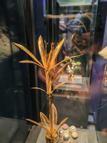 金色植物展品展示柜中陈列精致工艺