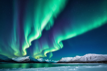 雪山湖畔的北极光夜景
