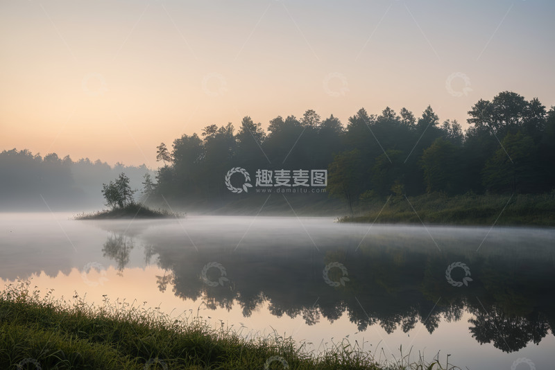 高清大图下载【趣麦麦图】晨雾中的森林湖泊景观