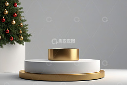 圣诞树旁的金色产品展示台
