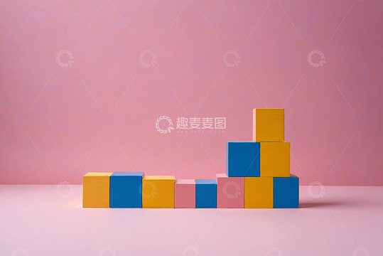 彩色积木堆叠在粉色背景上