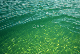 清澈碧绿的水面