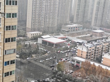 下雪中的城市街道