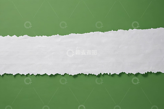 绿色背景上的白色撕边纸张