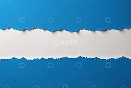 蓝色背景撕开白色纸张效果