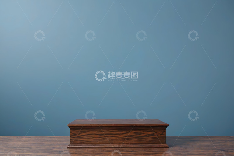 高清大图下载【趣麦麦图】蓝色背景前的木质盒子
