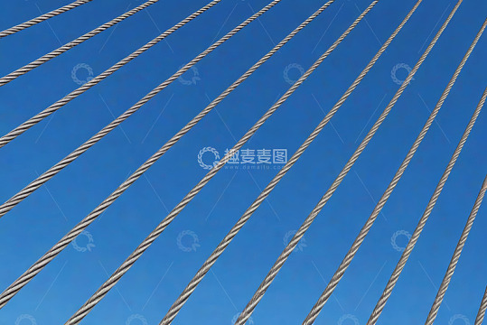蓝天背景下的多根电缆