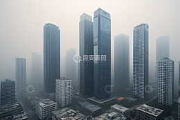 雾中高楼林立的城市景象
