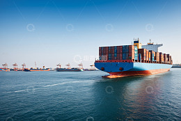 港口集装箱货船海上航行