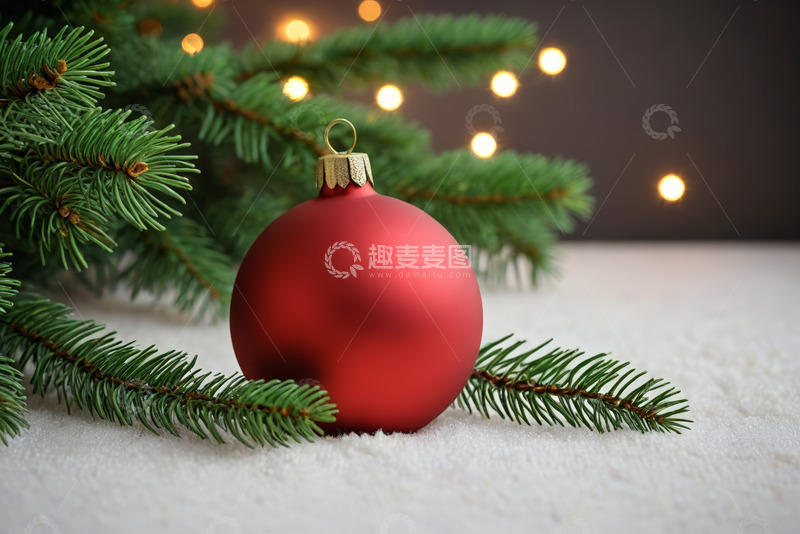 高清大图下载【趣麦麦图】圣诞红色球形装饰与松枝